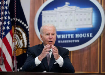 Miembros del Partido Demócrata instan a Biden a buscar una solución diplomática para Ucrania