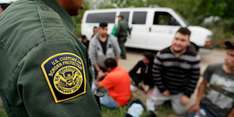 EE.UU. detuvo a más de 2.7 millones de migrantes en un año