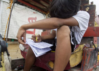 Niños y adolescentes mexicanos siguen cayendo en la pobreza: Coneval