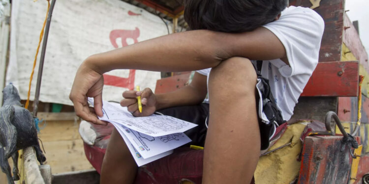 Niños y adolescentes mexicanos siguen cayendo en la pobreza: Coneval