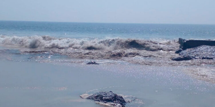 Derrame de petróleo contamina playas de Salina Cruz en Oaxaca