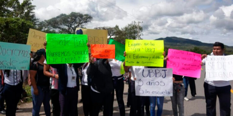 Estudiantes de Universidades del Bienestar bloquean paso de AMLO en Guerrero para exigirle una “sede digna”
