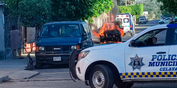 Reportan ataque a policías y narcobloqueos en Celaya, Guanajuato
