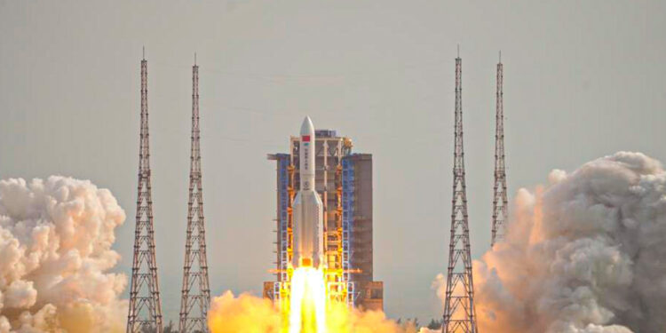 China lanza con éxito la parte final de su estación espacial