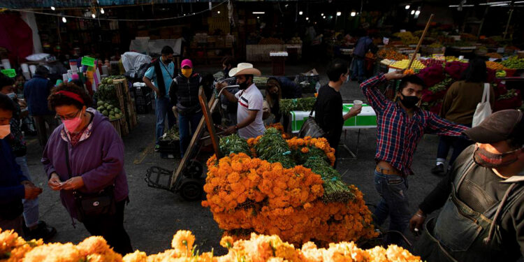Mexicanos viven el Día de Muertos más caro en 22 años
