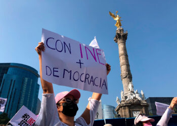 Mexicanos salen a las calles para frenar la reforma electoral de AMLO