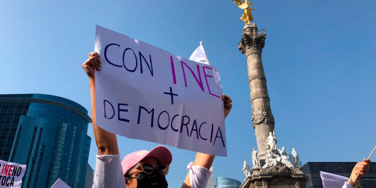 Mexicanos salen a las calles para frenar la reforma electoral de AMLO