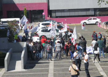 Irrumpen manifestantes en instalaciones del INE