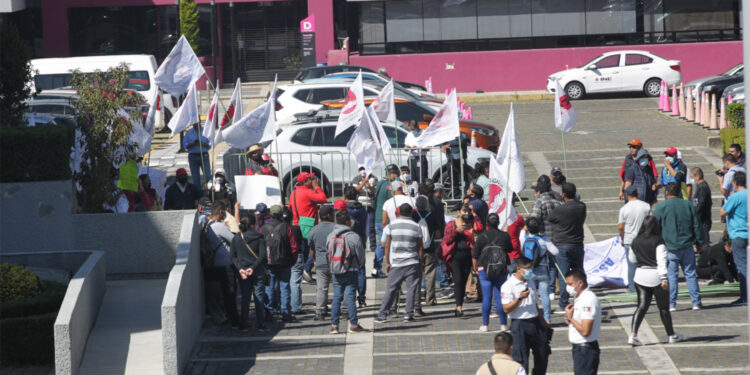 Irrumpen manifestantes en instalaciones del INE