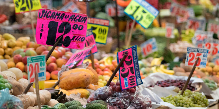 Alza en salario mínimo en México presionará la inflación en enero