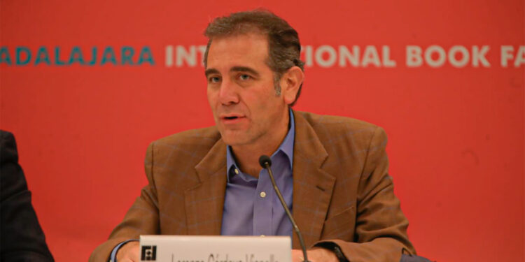 Arremete AMLO contra el INE y sus adversarios: “Rateros, clasistas, racistas”