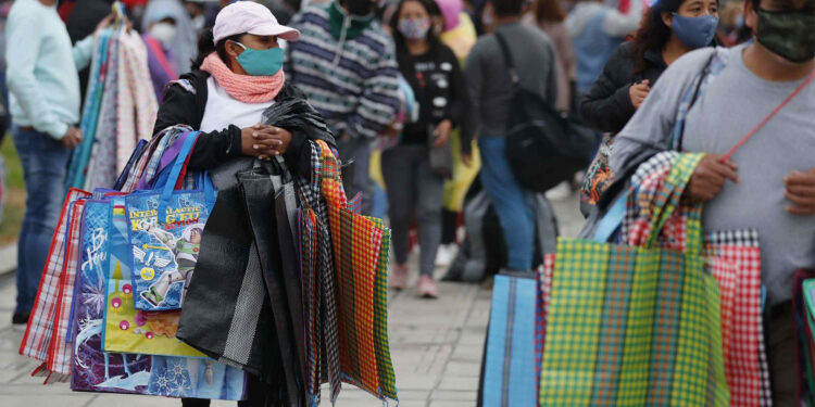 Cepal: Mujeres latinas trabajan más horas que hombres, pero menos de forma remunerada