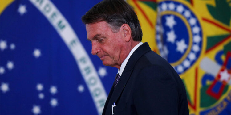 A un día de entregar la Presidencia de Brasil, Bolsonaro huye a EE.UU.