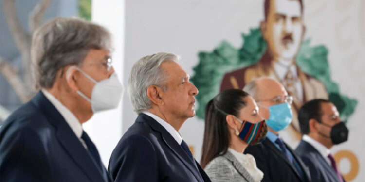 AMLO tacha de adversario a Cuauhtémoc Cárdenas