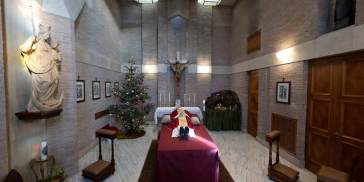 Benedicto XVI es despedido por miles de fieles en la basílica de San Pedro