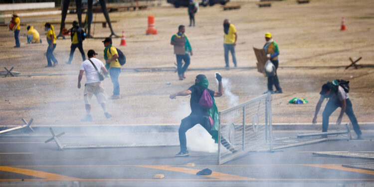 Seguidores de Bolsonaro invaden las sedes de los tres poderes en Brasil; Petro y Boric respaldan a Lula