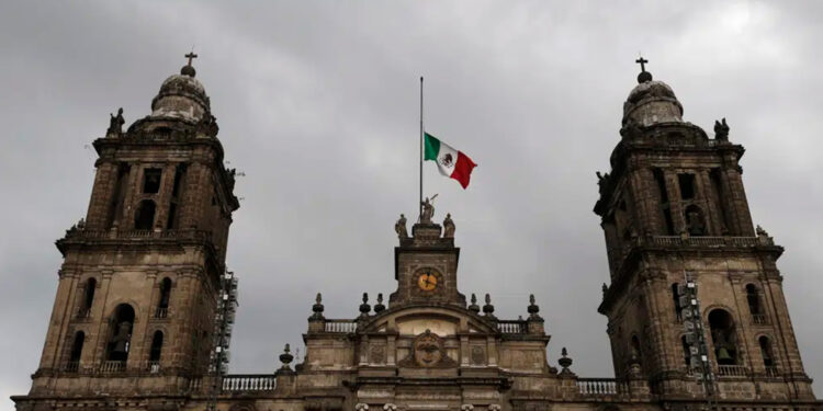 Hallan cajas con reliquias en cúpula de la Catedral Metropolitana de CDMX