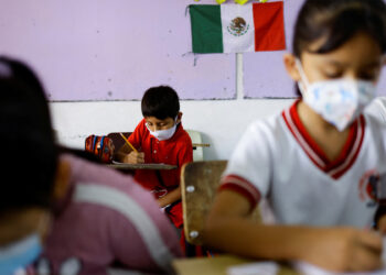 Niños pobres, los que menos se benefician con la educación pública: Unicef