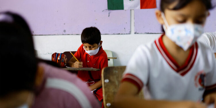 Niños pobres, los que menos se benefician con la educación pública: Unicef