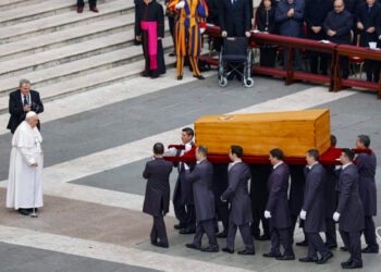 Sepultan a Benedicto XVI en las grutas del Vaticano