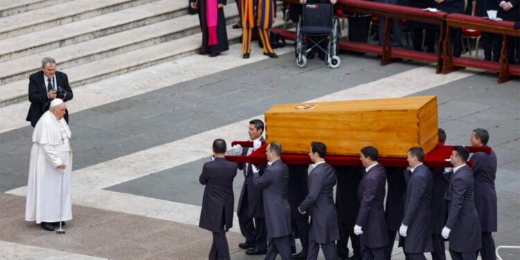 Sepultan a Benedicto XVI en las grutas del Vaticano
