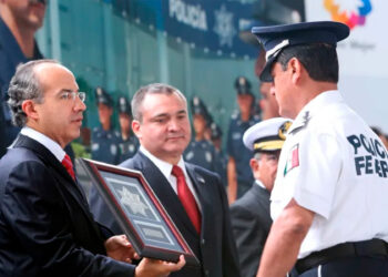 Expolicía federal declara que García Luna estuvo implicado en operaciones de tráfico de droga en el AICM