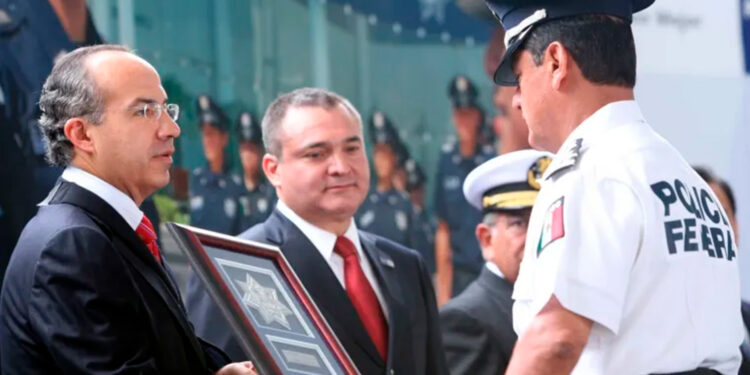 Expolicía federal declara que García Luna estuvo implicado en operaciones de tráfico de droga en el AICM