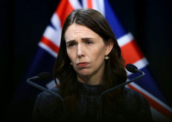 Dimite la primera ministra de Nueva Zelanda