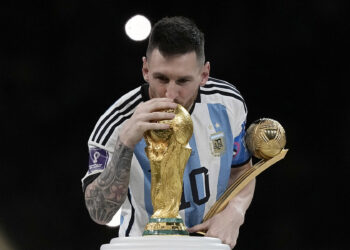 Messi afirma que le “hubiese gustado” recibir la copa de manos de Maradona