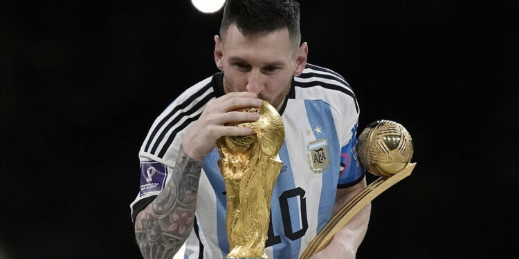 Messi afirma que le “hubiese gustado” recibir la copa de manos de Maradona