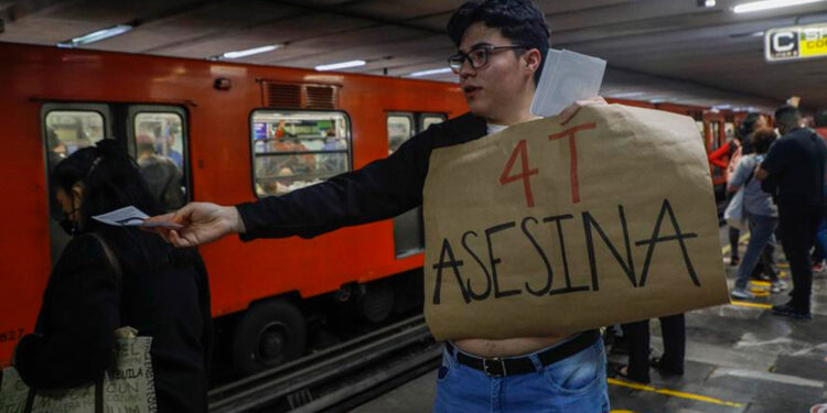 Chilangos protestan para que retiren a la Guardia Nacional del Metro