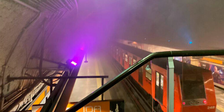 Humo por corto circuito en estación Barranca del Muerto de L7 intoxica a usuarios