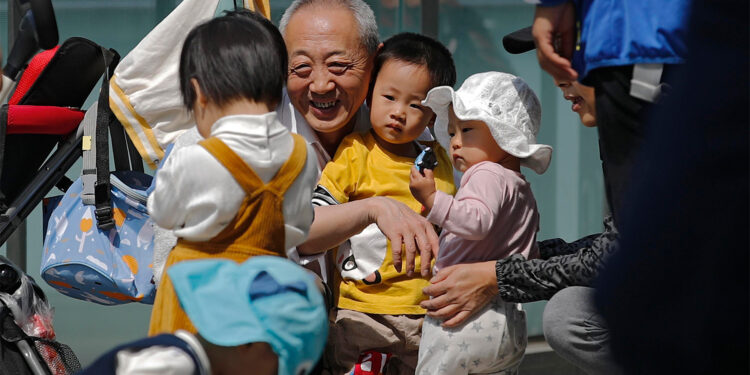 Crecimiento poblacional de China baja por primera vez en 60 años