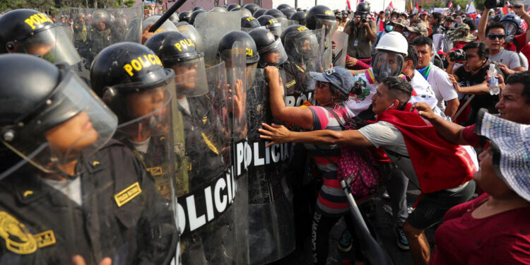 Peruanos piden la renuncia de Dina Boluarte; Gobierno promete castigo para “malos ciudadanos”
