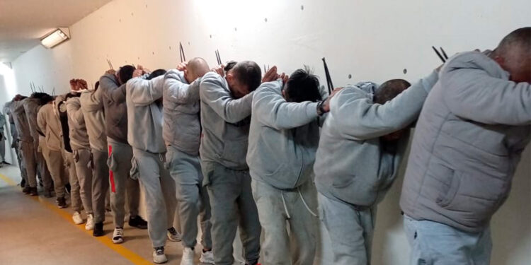 Trasladan a 191 reos del Cereso de Ciudad Juárez a penales federales