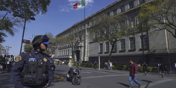 Plagio de Yasmín Esquivel pone a prueba credibilidad de SCJN y UNAM: AP