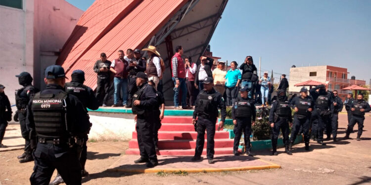 Xóchitl Flores utiliza a la policía municipal para despojar a vecinos de plaza pública