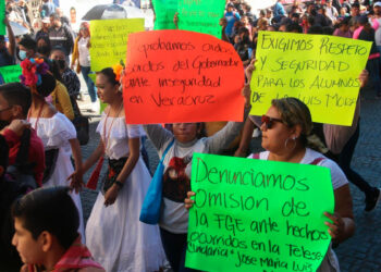 Marchan 1,000 estudiantes en Xalapa exigiendo a Cuitláhuac García seguridad para escuelas