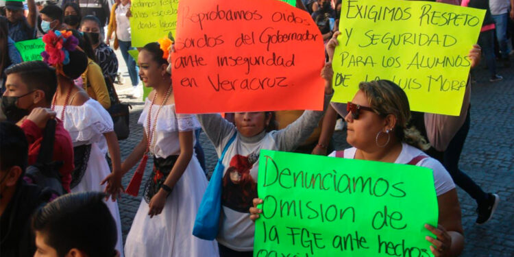 Marchan 1,000 estudiantes en Xalapa exigiendo a Cuitláhuac García seguridad para escuelas