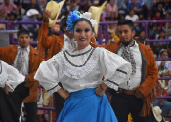 La juventud de las escuelas antorchistas llena de alegría a la Feria Tecomatlán 2023