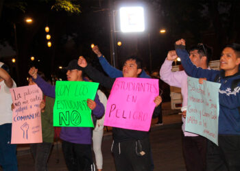 FNERRR paraliza zócalo de Tlaxcala con plantón para exigir seguridad de estudiantes golpeados por policías