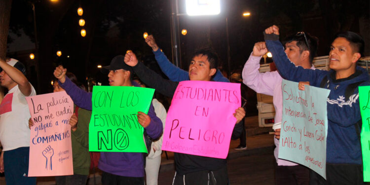 FNERRR paraliza zócalo de Tlaxcala con plantón para exigir seguridad de estudiantes golpeados por policías