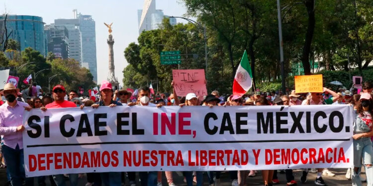 Organizaciones civiles convocan a marcha contra reforma electoral de AMLO