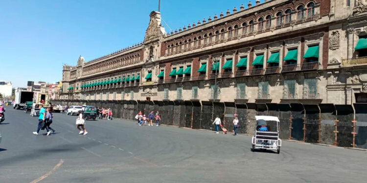 Blindan Palacio Nacional por marcha en defensa del INE