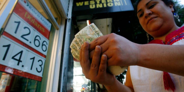 Remesas de migrantes mexicanos aumentan 13.4% en 2022