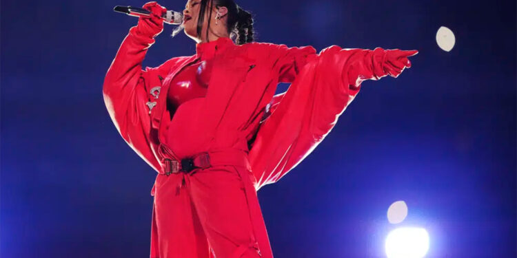 Rihanna brilla en un espectáculo del Super Bowl