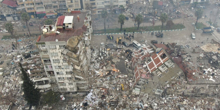 Terremotos en Turquía y Siria dejan más de 3,000 muertos