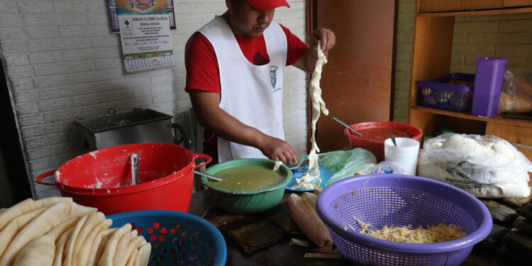 Tamaleros mexicanos se preparan para un aumento de ventas por la Candelaria