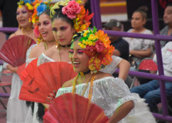 Más de 100 artistas jarochos inundan de alegría los corazones tecomatecos