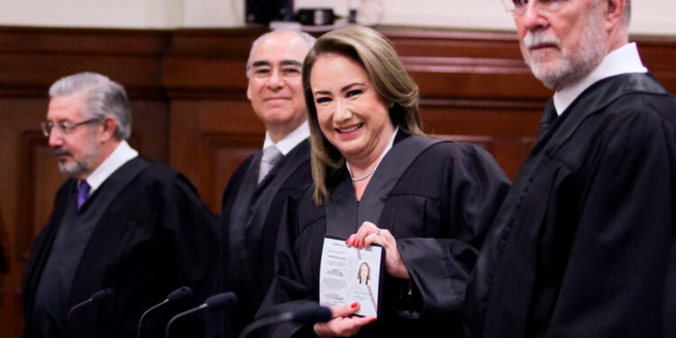 171 académicos piden la renuncia de Yasmín Esquivel por plagio de tesis de licenciatura y doctorado